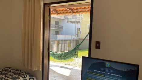 Sala de estar dá acesso a varanda externa