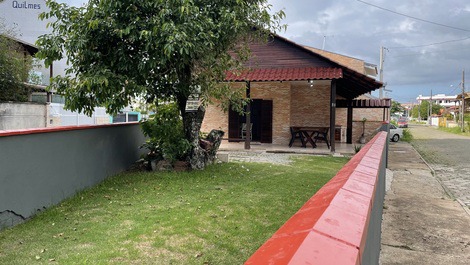 Visão externa da casa e do jardim