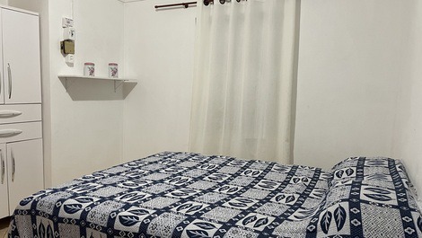 Quarto 1 (enseada) conta comcama, ar-condicionado, guarda-roupa, toalhas, lençol, e travesseiro