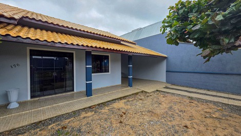 Casa Praia Grande - 12 a 14 pessoas - 4 quartos - 500m do mar