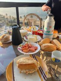 Café da sacada com uma vista lindíssima para o mar 