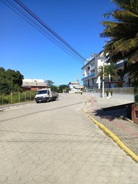 Sobrado de 3 quartos (2 suítes) a 100m da praia do Mariscal