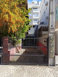 Sobrado de 3 quartos (2 suítes) a 100m da praia do Mariscal