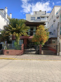 Sobrado de 3 quartos (2 suítes) a 100m da praia do Mariscal
