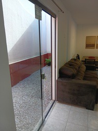 Sobrado de 3 quartos (2 suítes) a 100m da praia do Mariscal