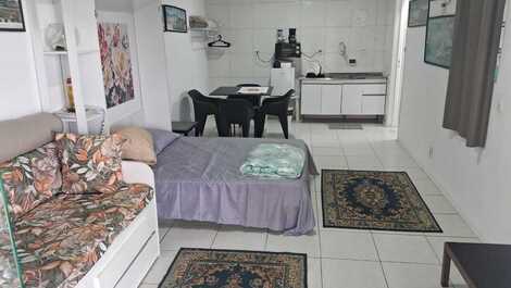 Sofá-cama, cama de casal, nesa e copa