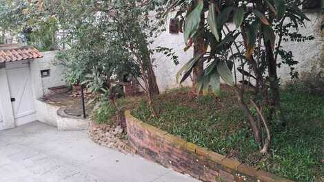 Jardim e acessso de pedestres