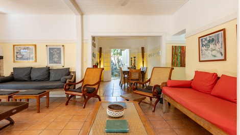 "Casa Balinesa com Piscina e Serviços, Apenas 50m da Praia"