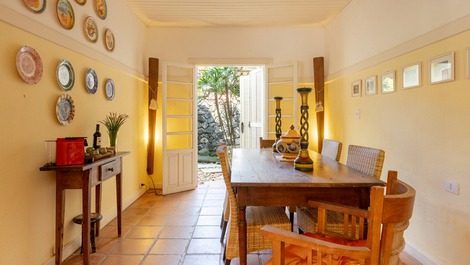"Casa Balinesa com Piscina e Serviços, Apenas 50m da Praia"