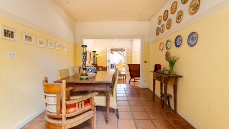 "Casa Balinesa com Piscina e Serviços, Apenas 50m da Praia"