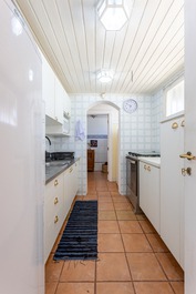 "Casa Balinesa com Piscina e Serviços, Apenas 50m da Praia"
