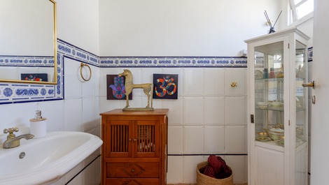 "Casa Balinesa com Piscina e Serviços, Apenas 50m da Praia"