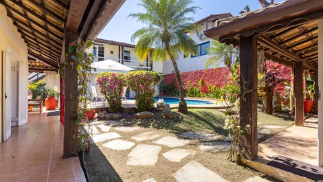 "Casa Balinesa com Piscina e Serviços, Apenas 50m da Praia"