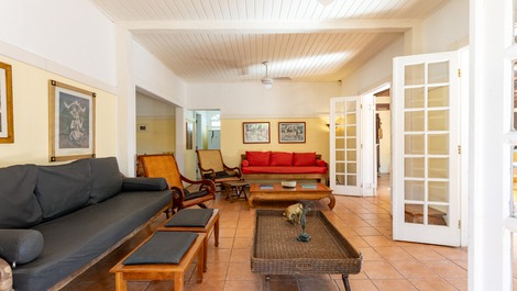 "Casa Balinesa com Piscina e Serviços, Apenas 50m da Praia"