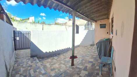 Small house with Wi-Fi, air conditioning, and garage.