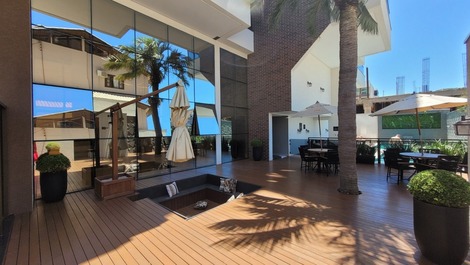 Apartamento con vistas parciales al mar.
