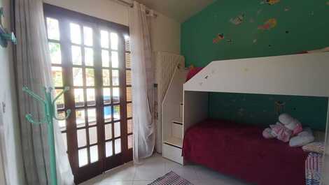 Sahy, 4 dormitorios, piscina compartida, 2 plazas de aparcamiento, barbacoa, capacidad para 8 personas.