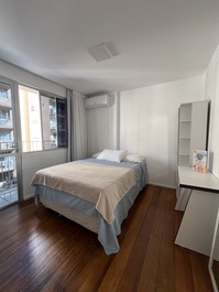 Quarto de casal com sacada e vista para a piscina,com cama box, tv e ar condicionado  