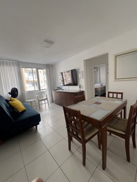 Sala com sacada e vista para a piscina 