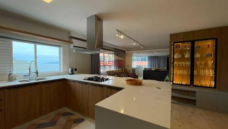 Se alquila apartamento a una cuadra de la playa.