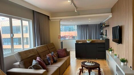 Se alquila apartamento a una cuadra de la playa.