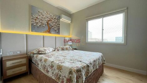 Se alquila apartamento a una cuadra de la playa.