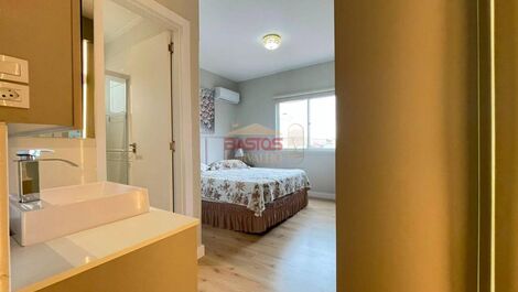 Se alquila apartamento a una cuadra de la playa.