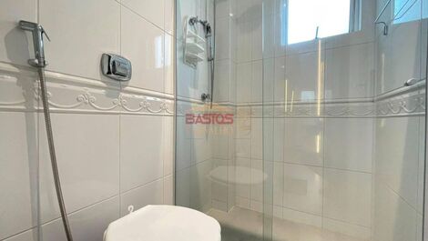 Se alquila apartamento a una cuadra de la playa.