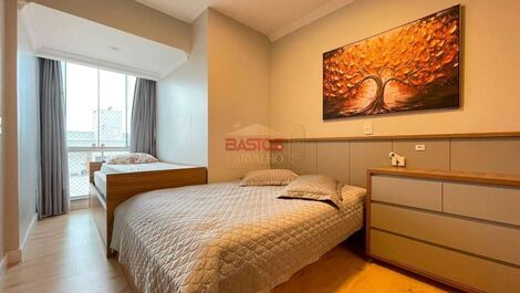 Se alquila apartamento a una cuadra de la playa.
