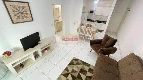 Se alquila apartamento a una cuadra de la playa.