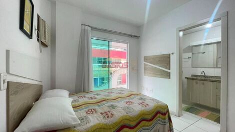 Se alquila apartamento a una cuadra de la playa.