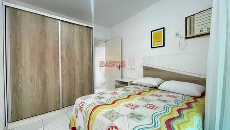 Se alquila apartamento a una cuadra de la playa.