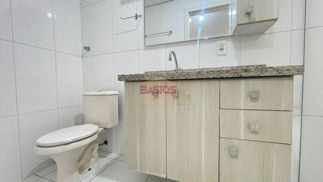 Se alquila apartamento a una cuadra de la playa.