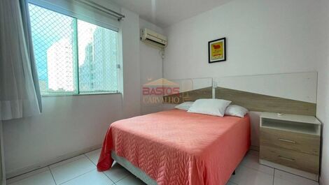 Se alquila apartamento a una cuadra de la playa.