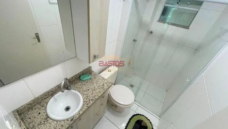 Se alquila apartamento a una cuadra de la playa.