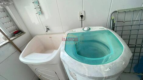 Se alquila apartamento a una cuadra de la playa.
