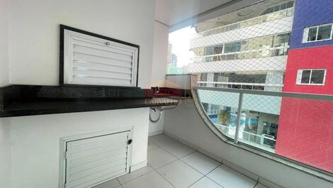 Se alquila apartamento a una cuadra de la playa.