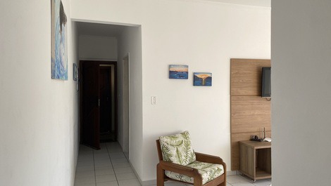 Vista do corredor para a entrada do apartamento 