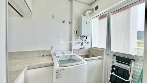 Covered accommodation for up to 8 people on Palmas beach.