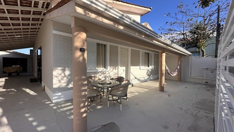 Casa com piscina e WiFi - Balneário Ipanema