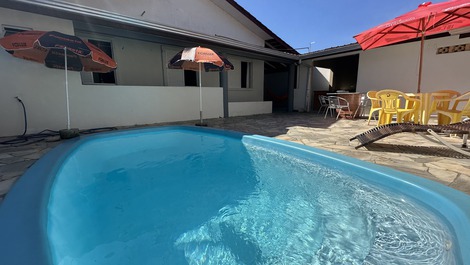 Casa com piscina e WiFi - Balneário Ipanema