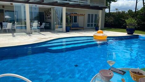 Piscina com degraus e área de lazer 