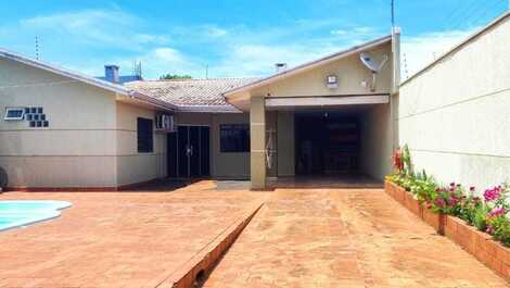 Garagem coberta pra dois carros 