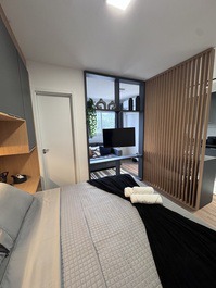 Studio luxuoso equipado e novo cama Queen size e ar condicionado