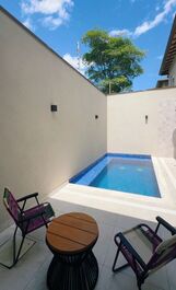 Casa novíssima em Condomínio Fechado, com 4 suites e piscina privativa