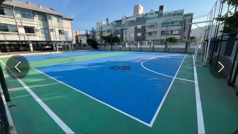 Apto 2 dormitórios, quadra esportiva, piscina localizado a 30m do mar.