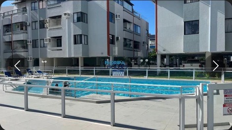Apto 2 dormitórios, quadra esportiva, piscina localizado a 30m do mar.