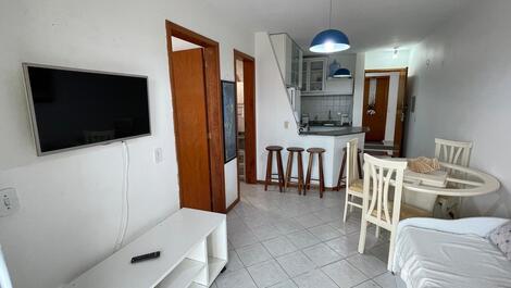 Apto 2 dormitórios, quadra esportiva, piscina localizado a 30m do mar.