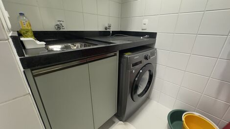 Lavanderia com maquina lava e seca