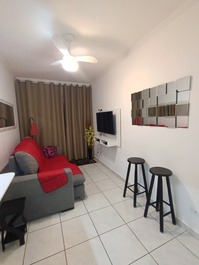 Sala com sofá cama, e sacada com rede para descansar. 